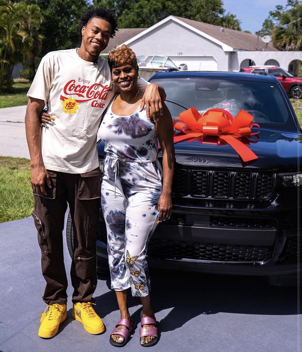 RaptorsBrazil's tweet photo. Scottie Barnes deu um carro pra mamãe dele hoje. 🥰🥹

Esse garoto é um fofo 🤏🏼🦖 https://t.co/F6Tr1ZAiiS
