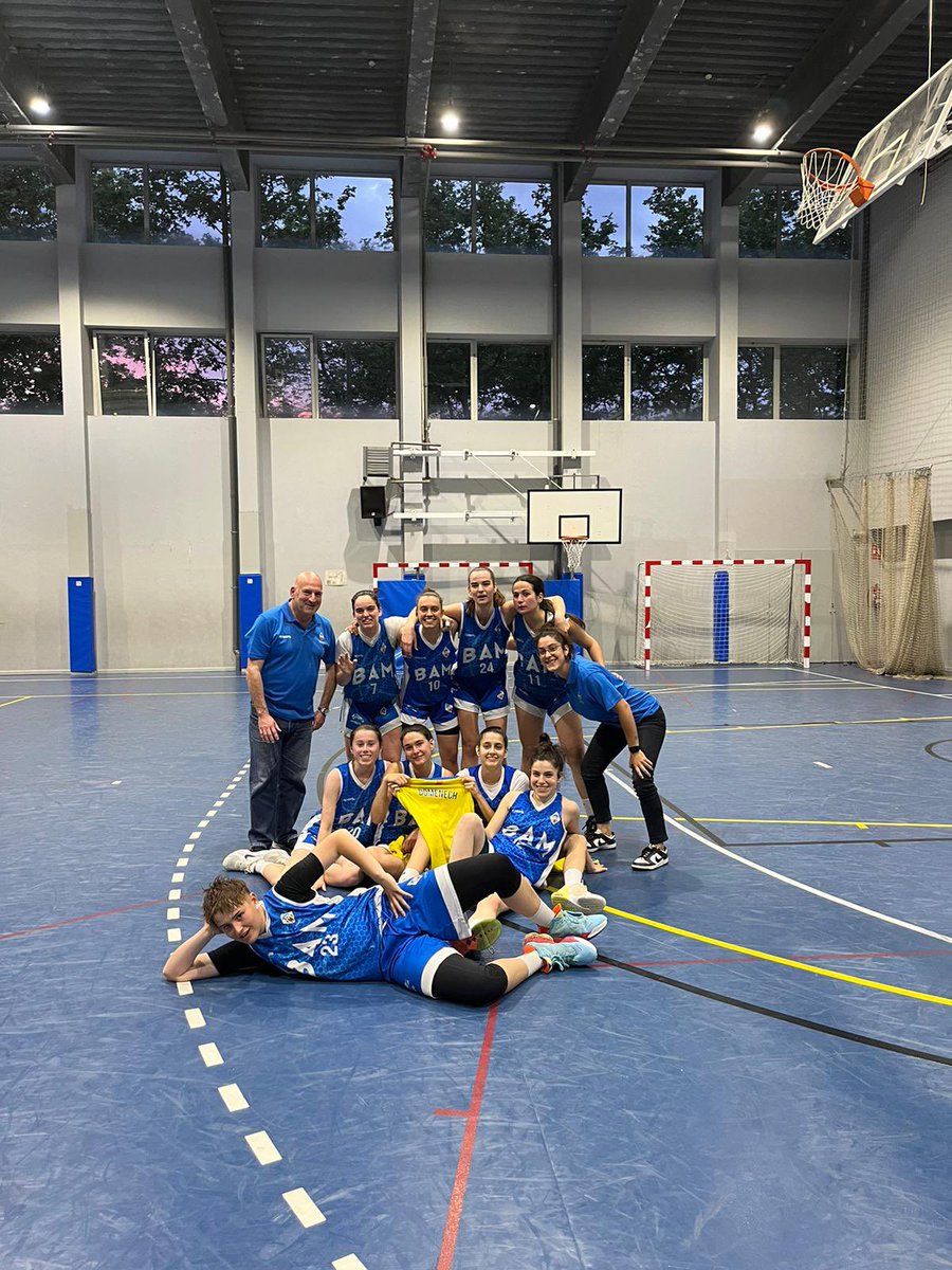 carladomeneech's tweet photo. som de segona un any més! 
agraïda eternament de totes vosaltres i per el detall de la foto!
espero que no sigui res💙 https://t.co/ZtB5lHS29r