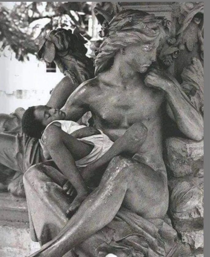 O colo da mãe é o melhor lugar para dormir. Boa noite #mamães!