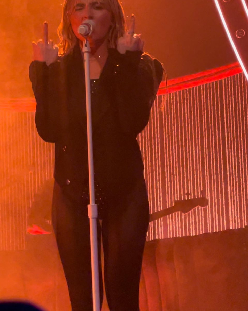 disneyprincexo's tweet photo. More pics from @SabrinaAnnLynn #emailsicantsendtour #EICSPhilly #EICSTour #sabrinacarpenter 😭 https://t.co/CBLOrzQo6w