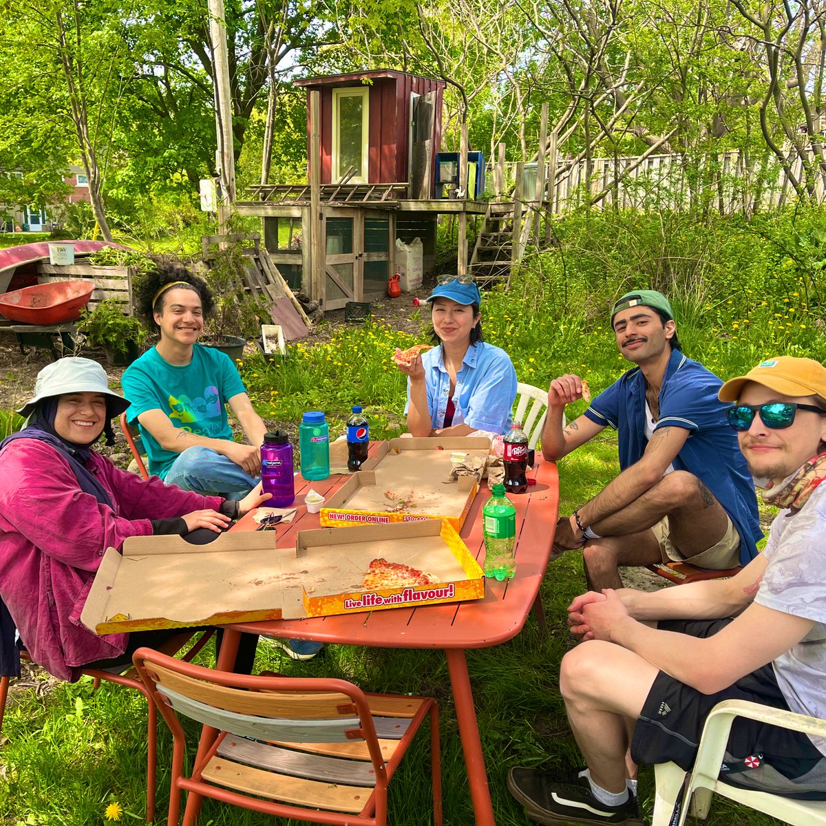 Another successful community build day for Community-Driven Urban Agriculture, coming to DTK soon! 

We built the shelter your community fridge lives in out of reclaimed pallets as well on this exact same driveway, 2+ years ago. 

🌱✨🤎