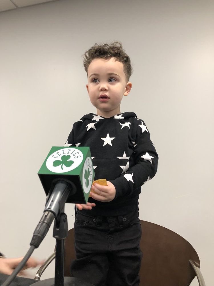 CelticsBrr's tweet photo. 🚨BREAKING🚨

Deuce bravo disse” eu não vou dividir meus brinquedos com o Embiid”

Após Tatum adotar o jogador camisa 21 como seu novo filho. https://t.co/FeN9AYtrm4