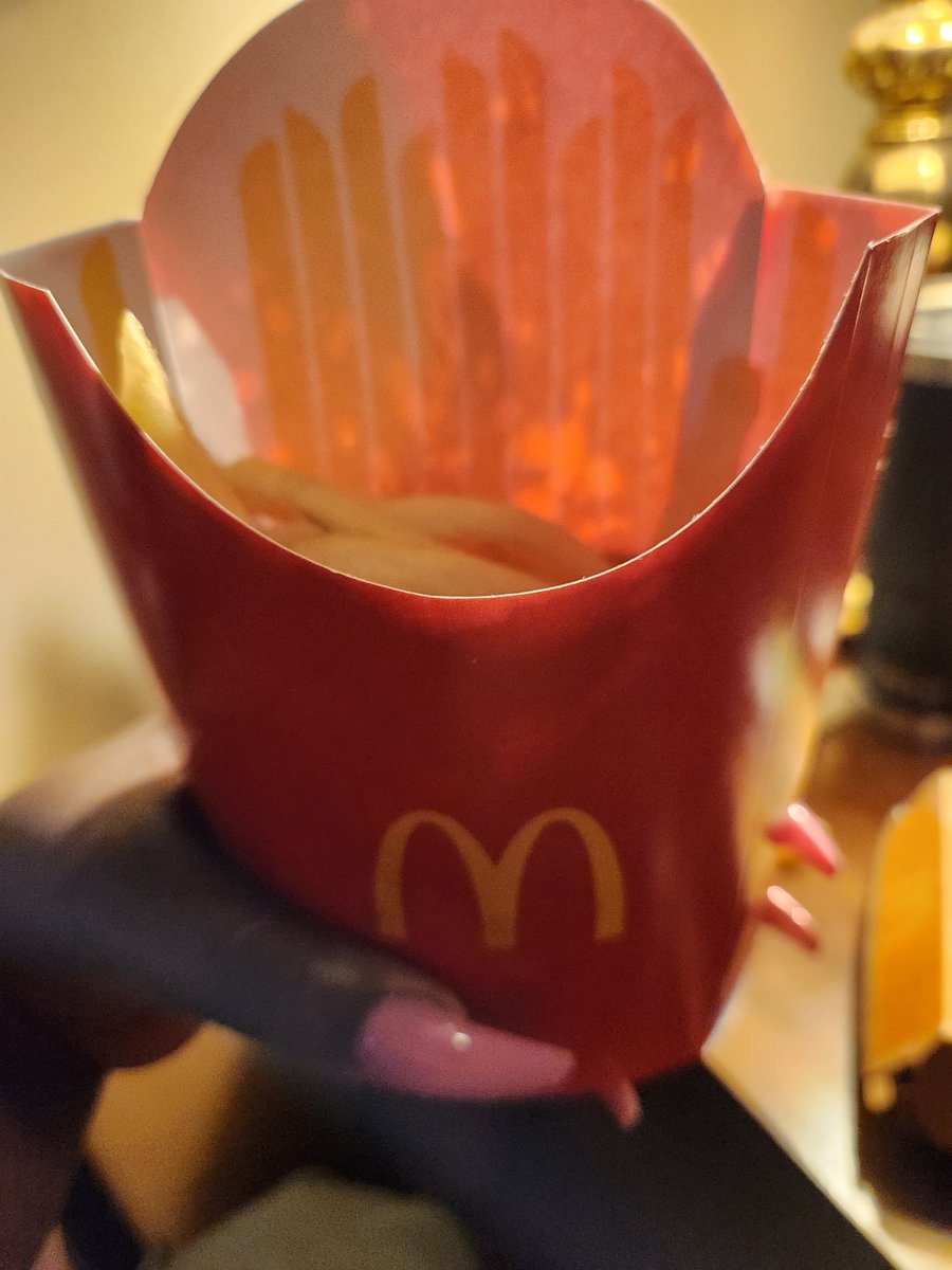 dvvinson's tweet photo. @McDonalds  this is a large fry now?? #NOTlovinit https://t.co/S2g9qv5qBj