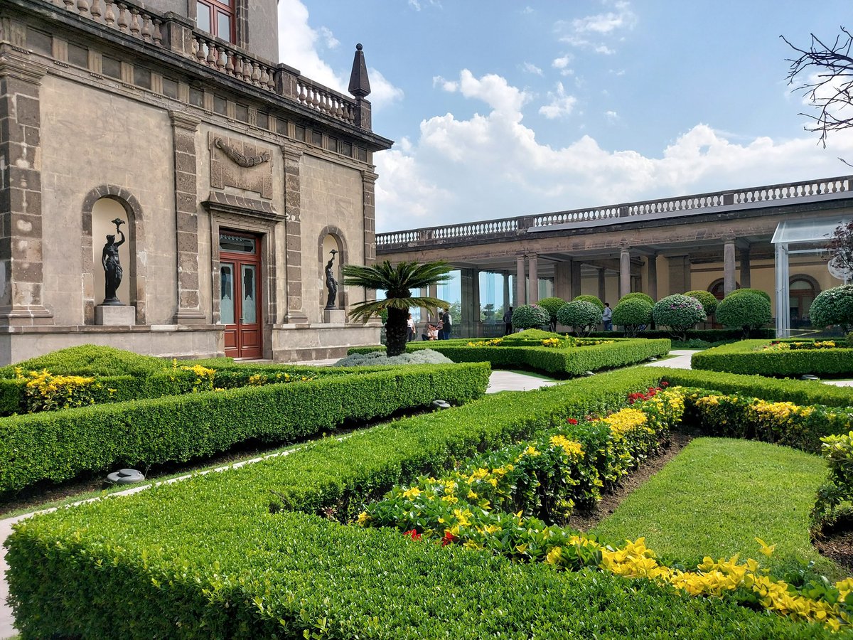 Jerome_Audin's tweet image. ¡ Feliz domingo ! Desde la terraza ajardinada del #CastillodeChapultepec. Un jardín precioso, casi íntimo y con vista espectacular en la CDMX.
