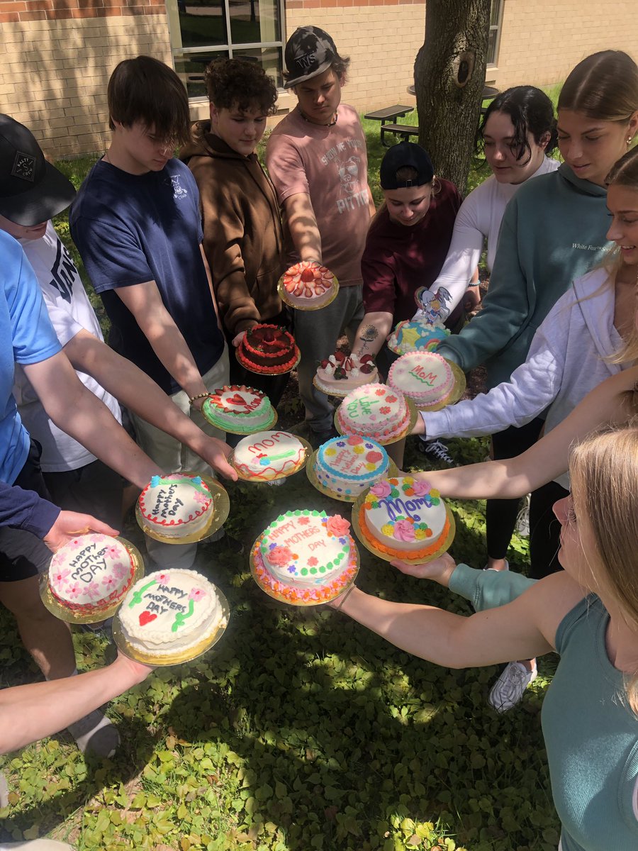 BPCulinary's tweet image. To all the @HSSD and @BayPortHS moms and wonderful women of influence in our lives…thank you and Happy Mother’s Day! #cake #MothersDay2023 #FutureFoodStars