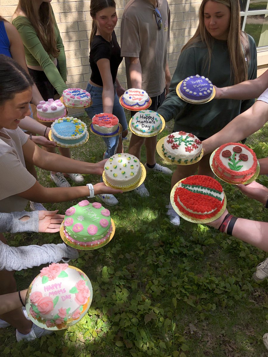 BPCulinary's tweet image. To all the @HSSD and @BayPortHS moms and wonderful women of influence in our lives…thank you and Happy Mother’s Day! #cake #MothersDay2023 #FutureFoodStars