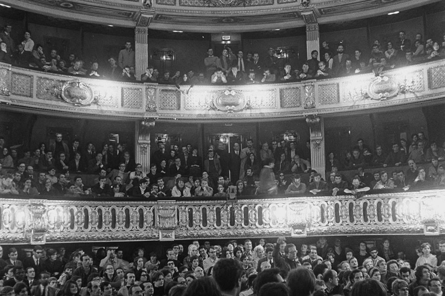 TheHistoryOfSo1's tweet photo. Revolutionary students seized the Odeon National Theater of Paris on the evening of May 15, 1968, opening it up as an assembly for continuous mass political discussion. #OTD #France #Paris #May1968 https://t.co/pY0qCyZx9U