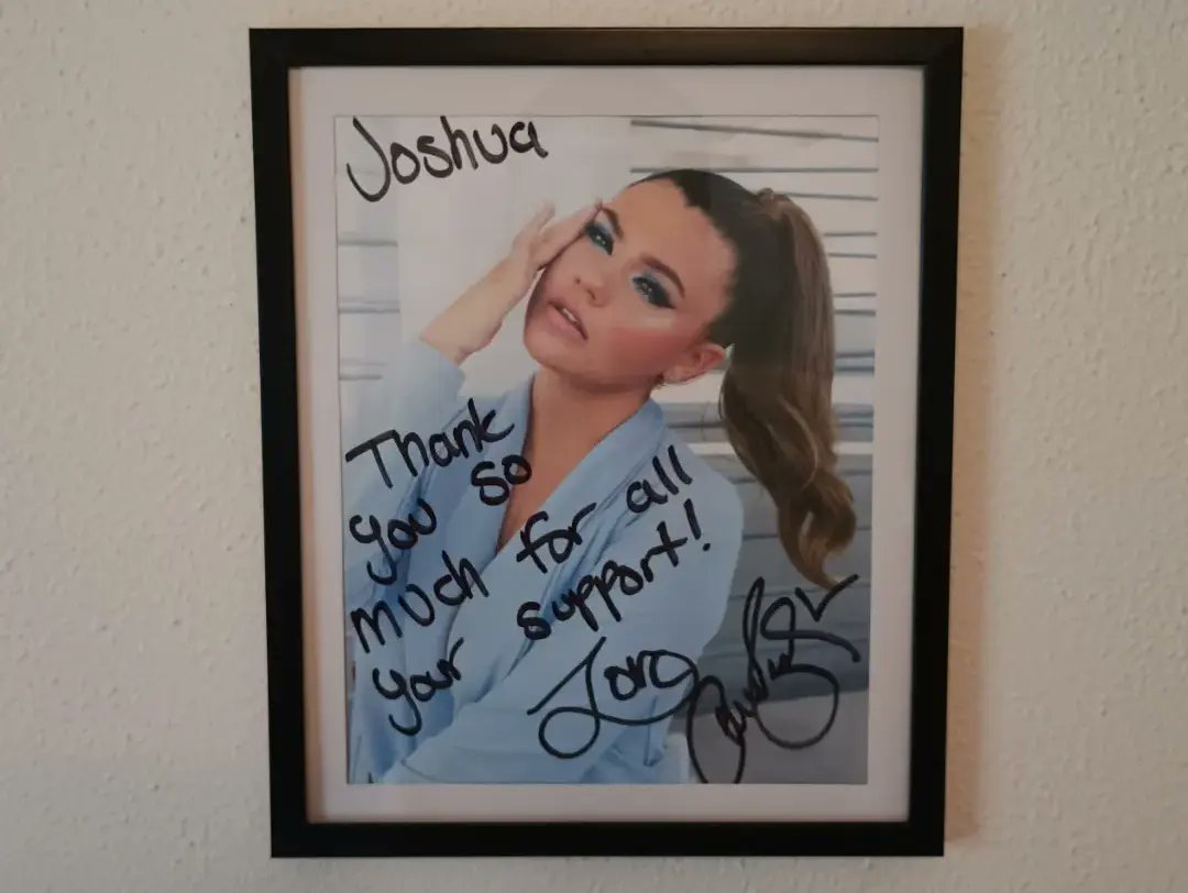 JDMod789's tweet image. My framed autographed photos signed by Amber Frank (formerly known professionally as Amber Montana) who starred as Taylor Hathaway for the sitcom television series "The Haunted Hathaways" that aired on Nickelodeon from July 13, 2013 to March 5, 2015.