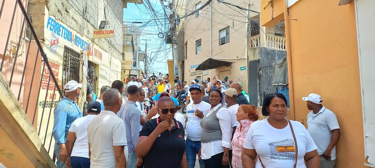 sucesosdigitalr's tweet photo. Visita del diputado @AnibalDiputado a la Pablo VI del sector cristo Rey,donde fue bien recibido por sus municipes con aplausos 👏 #teamcapital activo @SanzLovaton @DavidColladoM @luisabinader @hugoberas @ingpedroacosta https://t.co/ha4pRGrgGR