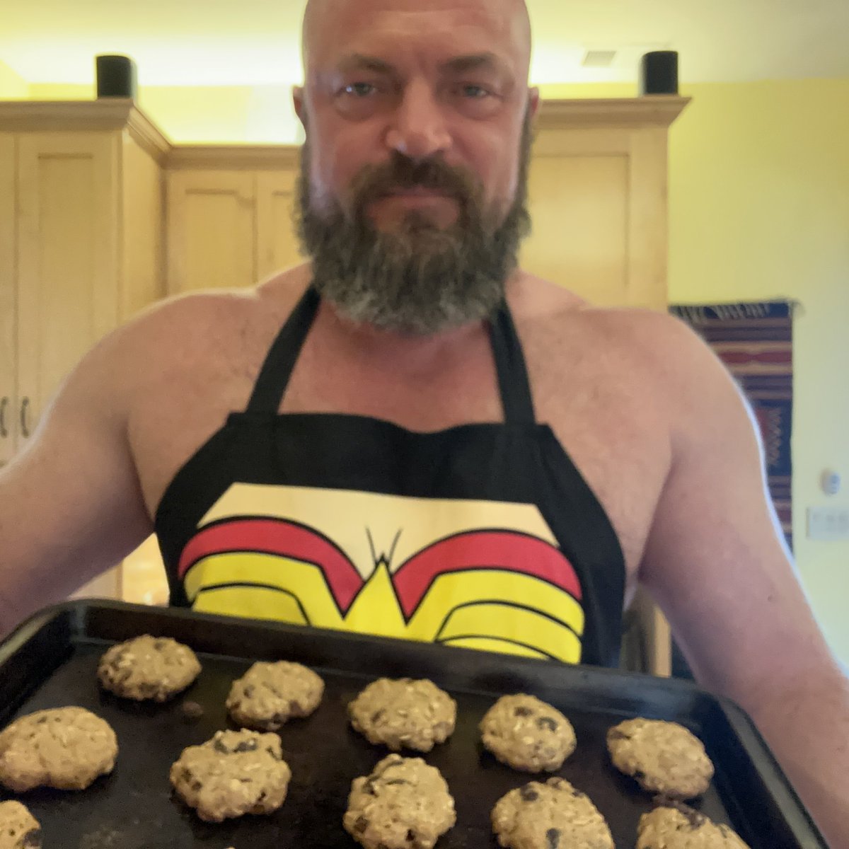 Made my grandma’s famous oatmeal raisin cookies last night… while that may sound a bit pathetic for a Saturday night, in my defense I was half naked in a Wonder Woman apron. And now I have them for Mother’s Day! Great Hera ❤️💪