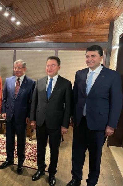 Dünyanın en marjinal faydalı siyasi üçlüsü
%0,2 oy > 70 milletvekili 🤣