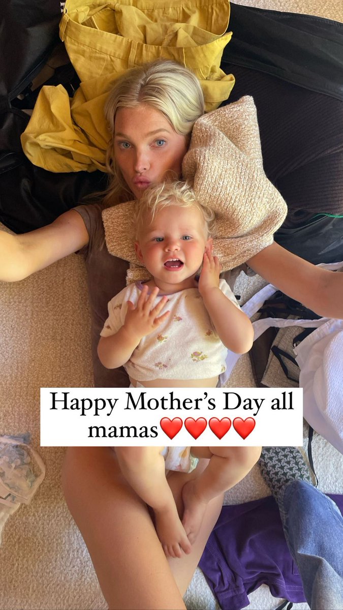 "Feliz Dia das Mães para todas as mamães ❤❤❤❤". — Elsa Hosk via Instagram Stories.