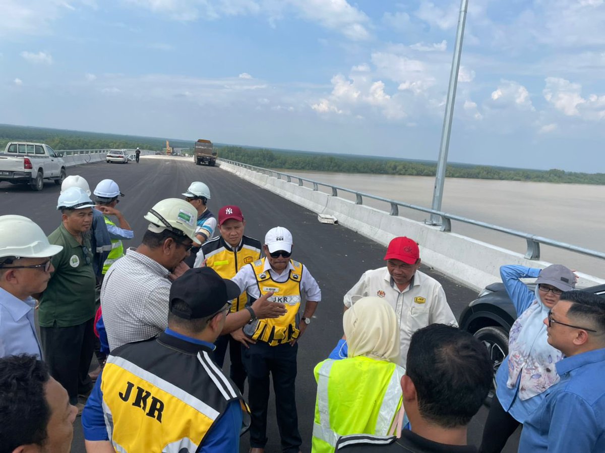 Lawatan Kerja YBhg. Dato’ Ir. <a href="/NasriZulkipli/">zulkipli nasri</a> (TKPKR Infra) ke Jambatan Bagan Datuk, turut hadir sama YBhg. Dato’ Ir.  <a href="/Esa1Ibrahim/">IbrahimEsa1</a> (PKCJ) bagi meninjau kerja-kerja di tapak dalam memastikan kemajuan kerja berjalan dengan lancar dan baik. <a href="/irahmadredza/">Ahmad Redza Ghulam</a> <a href="/IPJKR_Official/">JKR Malaysia Rasmi</a> <a href="/MOWorks/">でやんす</a>