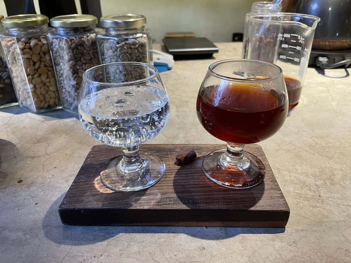 YoshiLeo's tweet photo. ケレタロにある珈琲専門のカフェ。お店の人は無口で愛想なさげだけどいい人です。ドリップコービーはとても丁寧に淹れてくれて味も美味しい♫ Café “#AltaNota” で検索を! https://t.co/jGmdKKIa8K