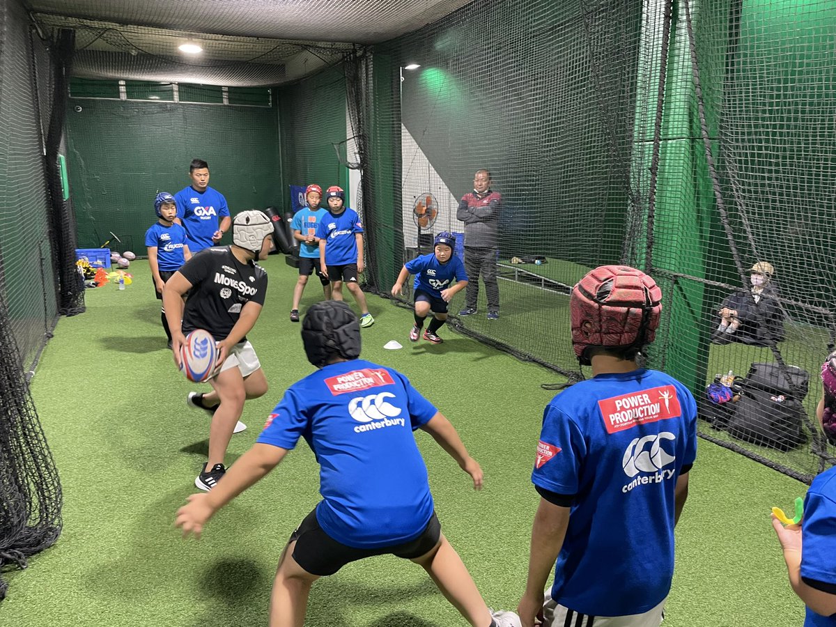 Rugstar1's tweet photo. ／
【毎週土曜日】現役S&amp;Cコーチが熱血指導！
GXAラグビーアカデミー 東京・江東校🏉
＼

アタック時のパスで意識することは、ボールを持ち過ぎず、スピード感あるパス回しをレクチャー☝️

3v2のシーンでは、よりパス回しを早くすることでスペースを作り出せることを理解しながら実施🤔

#ラグビー https://t.co/visN20VTR4