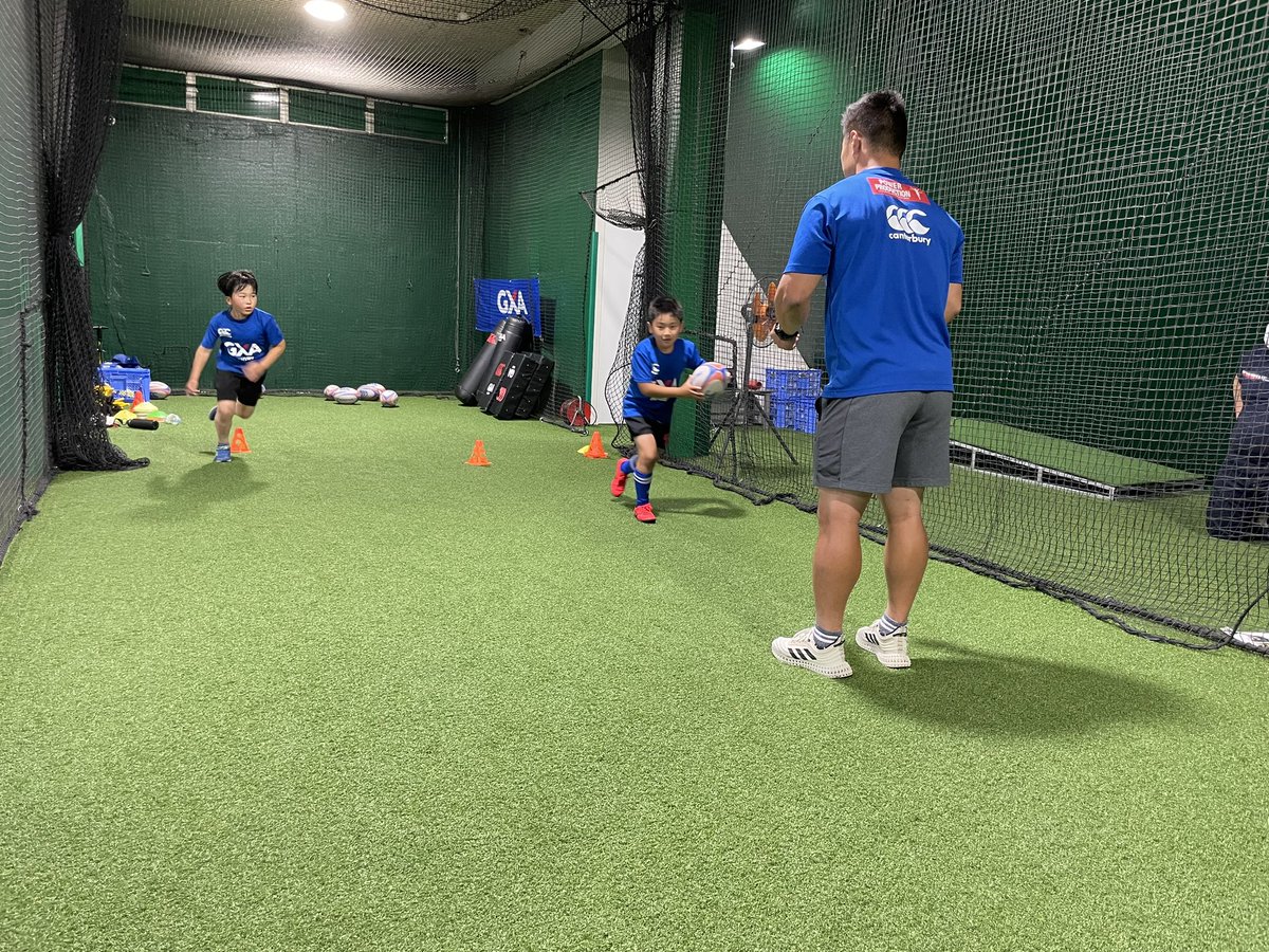 Rugstar1's tweet photo. ／
【毎週土曜日】現役S&amp;Cコーチが熱血指導！
GXAラグビーアカデミー 東京・江東校🏉
＼

アタック時のパスで意識することは、ボールを持ち過ぎず、スピード感あるパス回しをレクチャー☝️

3v2のシーンでは、よりパス回しを早くすることでスペースを作り出せることを理解しながら実施🤔

#ラグビー https://t.co/visN20VTR4