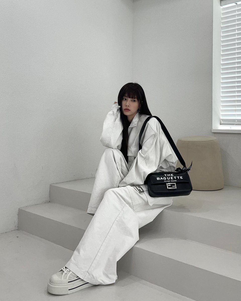 hyemwonn's tweet image. embracing the beauty of simplicity, white can always makes a person feel so pure and radiant..🤍✨ with the marcjacobsxfendi collection to complete this style so that it looks effortless elegance ·° 𖧷 ~° ♡︎。