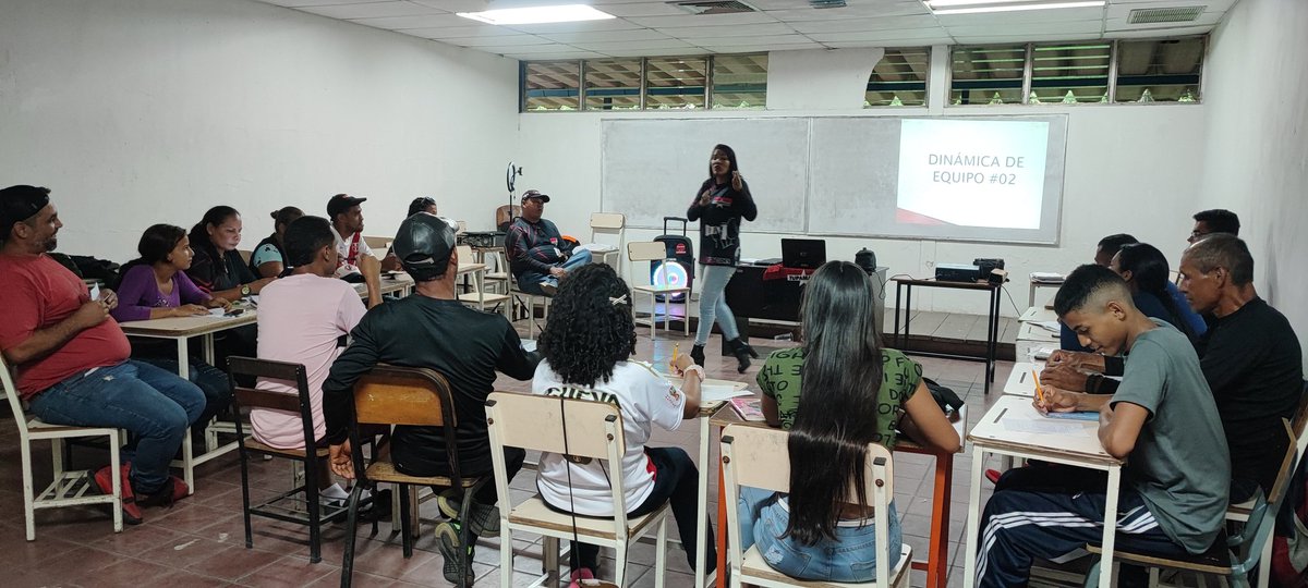 Mira_Venezuela's tweet photo. El compromiso, la hermandad y la alegría predominaron en el taller de comunicación y propaganda dictado en @CojedesMRT dónde el intercambio de experiencias y saberes quedó reflejado como un estilo vanguardista de aprendizaje Revolucionario.
#ArtilleríaDelPensamientoRebelde https://t.co/YBGCOkeVts