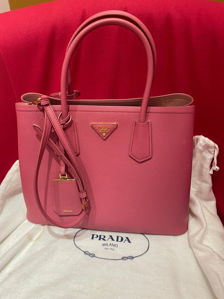 JewelcafeMY's tweet photo. Item: Prada Saffiano Double Medium Shoulder Bag
Prada released the Double Bag in 2014, and it is now part of the company's permanent range.
Read more: https://t.co/HgvkSsrjMf
#jewelcafeMY #purchase #gold #brandedwatch #brandedhandbag #rolex #prada #highprice #freeappraisal https://t.co/QWHTHTXbyB