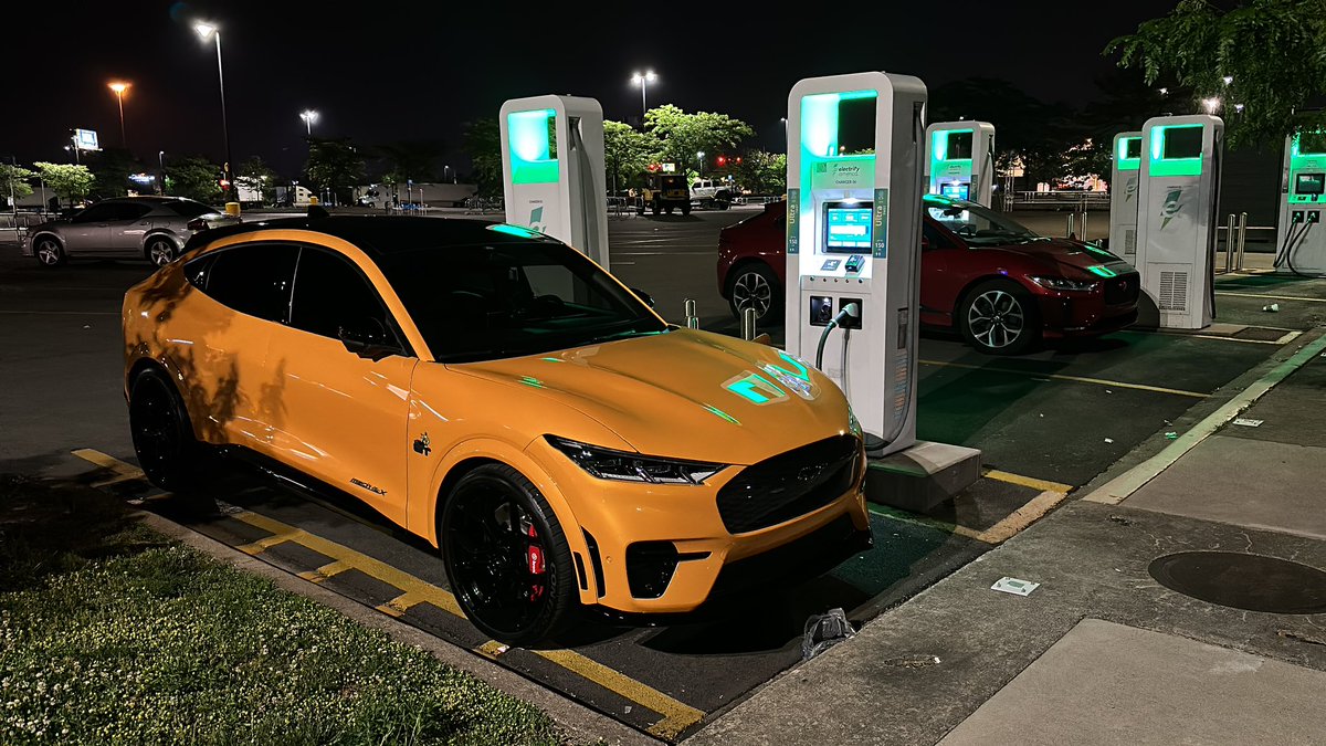 KelB1000's tweet photo. @RateYourCharge all @ElectrifyAm chargers but one are up and running at the Clarksville IN location. Charger #2 is offline. 8 out of 10 https://t.co/LbJ5PdltRK
