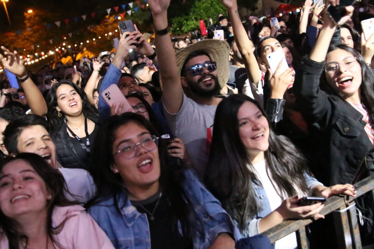 AsuncionMuni's tweet photo. El público bailó, cantó y vibró al ritmo subtropical con VILLAGRÁN BOLAÑOS y su invitado especial Chirola🤩
En minutos sube al escenario Néstor Ló y los caminantes🤩🥳
#FiestasPatrias
#212Py🇵🇾 https://t.co/Ui41LGKFr2