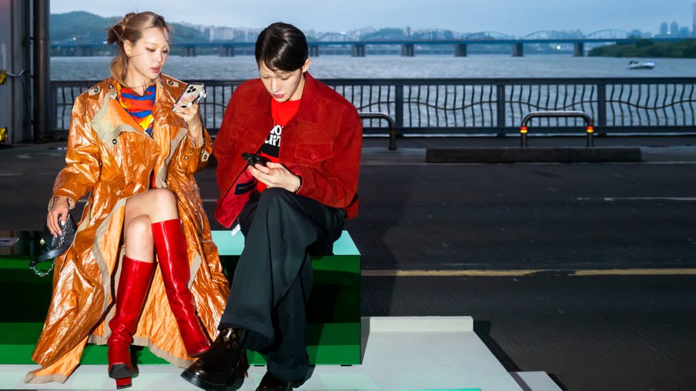 CurtisSChin's tweet photo. #Thailand 🇹🇭 #ThaiElection23 🗳️ #เลือกตั้ง66
#Orange is in, & not just at #Hermès…or on a bridge in Korea for #LouisVuitton. @SaksithCNA deep-dives into the #ThaiElection2023 results on @ChannelNewsAsia #AsiaFirst & discusses the rise of an #orangewave https://t.co/ioWoOq38eS https://t.co/l7rkQkG86A