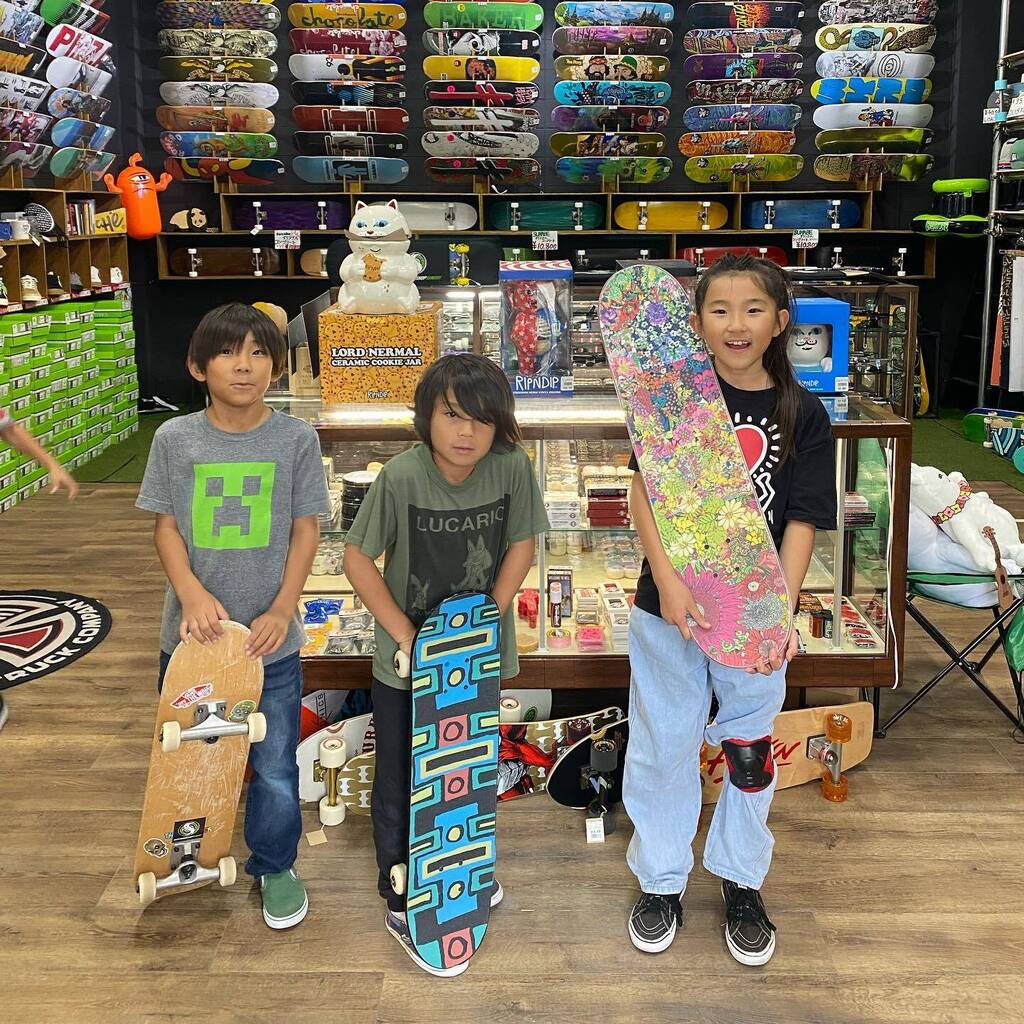 sk8sunabe's tweet photo. スクール後にデッキ購入🙇‍♂️
元気すぎる可愛い子たちでした☺️

#skateboardshopsunabe
#skateshopsunabe
#スケートボードショップ
#スケボー
#砂辺
#スナベ
#沖縄
#okinawa
#スケートボード
#スケーター
#skate
#skateboard
#skateboerdshop
 #キッズスケーター 
 #キッズスケーター初心者 https://t.co/eYiU0eTUGB