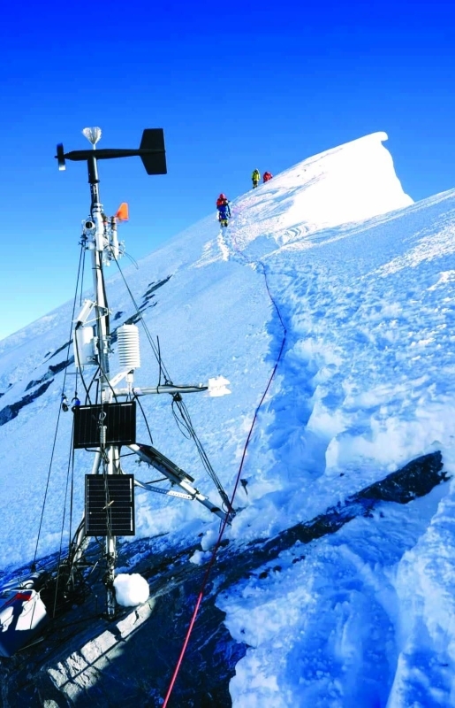 EverestToday's tweet photo. .@NatGeo team scales #Everest carrying out maintenance on Bishop Rock station. More: https://t.co/CfbpxXUOSp #Everest70 #Everest2023 https://t.co/ljRYQ3BjZg