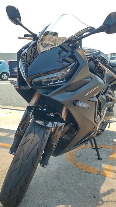 イエーイ😆🎵 CBR650Rです！ 噂どおり震動がひどいかも😅 でもあんな乗車姿勢なのに疲れてないのはすごいなあ。 これがツアラーってやつですか。 最初またがったときは「こんなの運転すんの！？」とドン引きしましたけど。