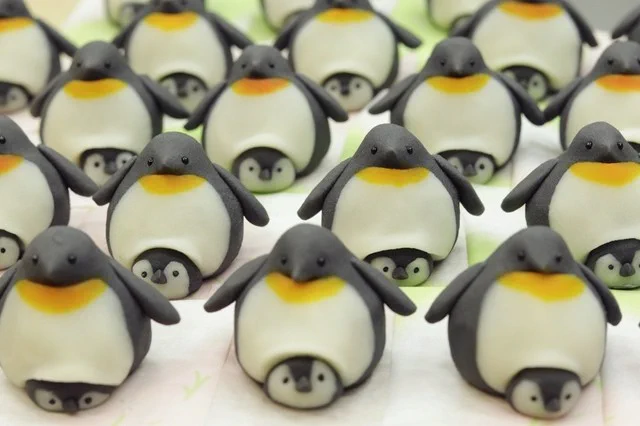 子供を足元で温める親ペンギンの形の和菓子。胸がいっぱいで、もう食べられない！