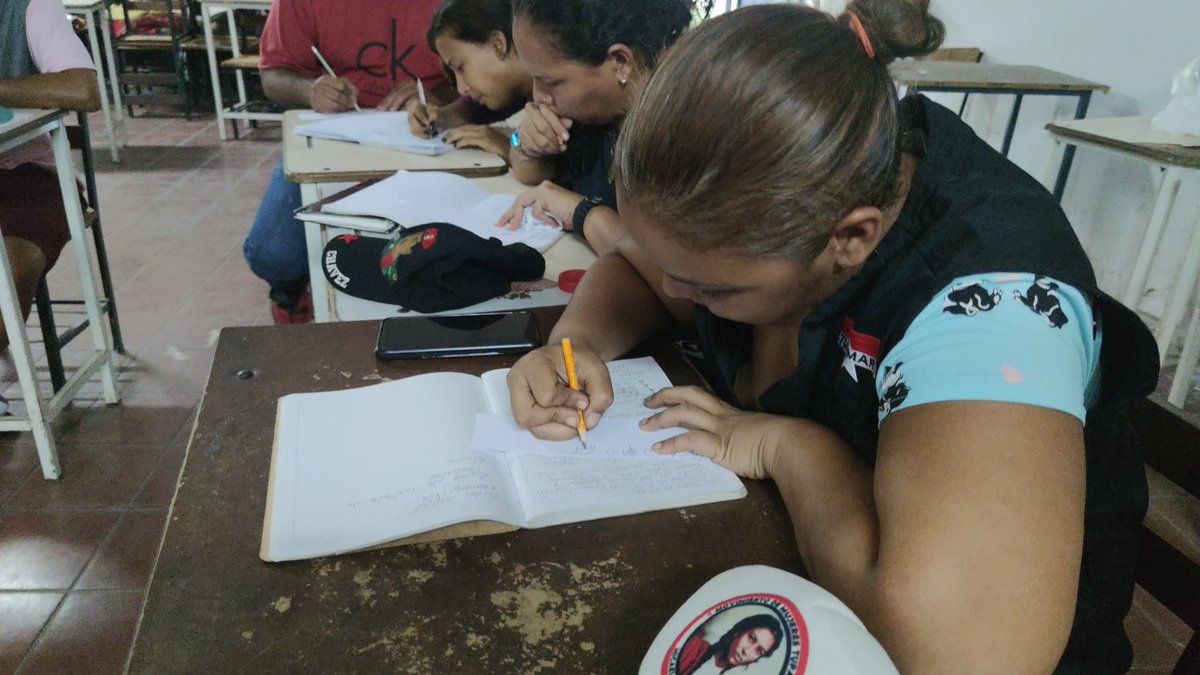 BloqLlanero_MRT's tweet photo. Nos formamos y esa es nuestra luz...

Extraordinaria participación de la militancia #TUPAMARO de @CojedesMRT en los talleres de comunicación y propaganda

La formación, eleva el nivel de conciencia crítica revolucionaria

#RespetoALaSoberanía
#ArtilleríaDelPensamientoRebelde https://t.co/biP2UI6cEA