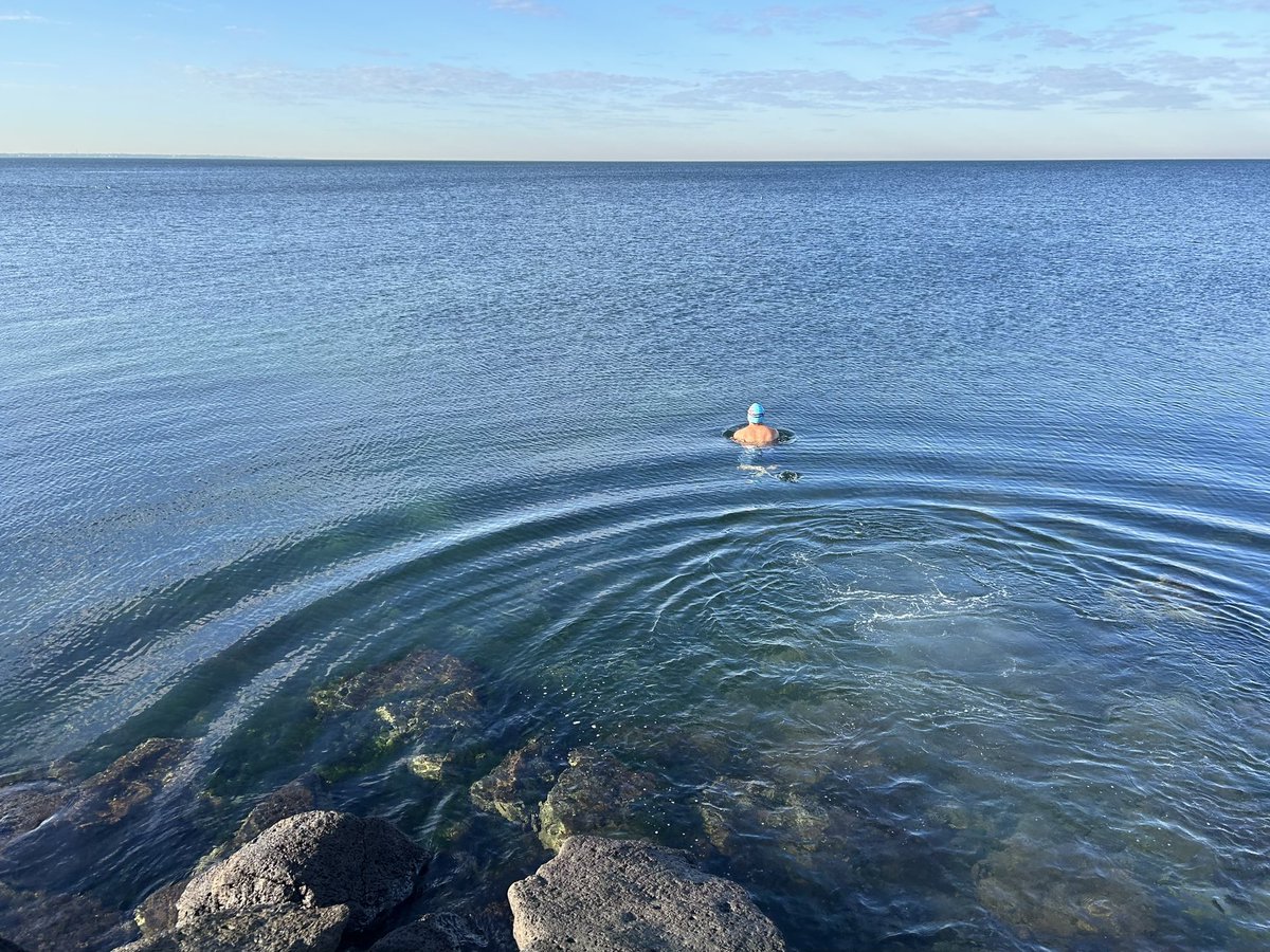 ¡Buenos días! The magic clarity of the water continues. What ever you do, have a wonderful week. #OceanSwimming #PortPhillipBay #MelbsWest