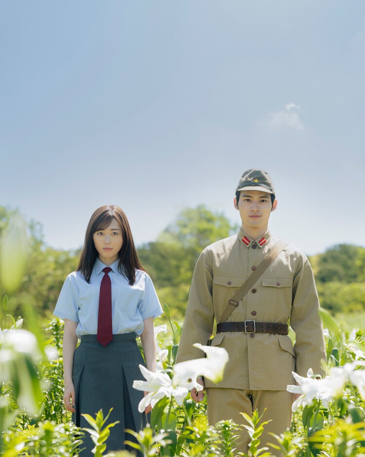 #FukuharaHaruka and #MizukamiKoshi starring movie 'Ano Hana ga Saku Oka de, Kimi to Mata Deaetara'. Based on Natsue Shiomi's novel, a girl who run away from home, wakes up in 1945 Japan during the war. She helped by a kamikaze pilot. Release in Dec 8. #福原遥 #水上恒司