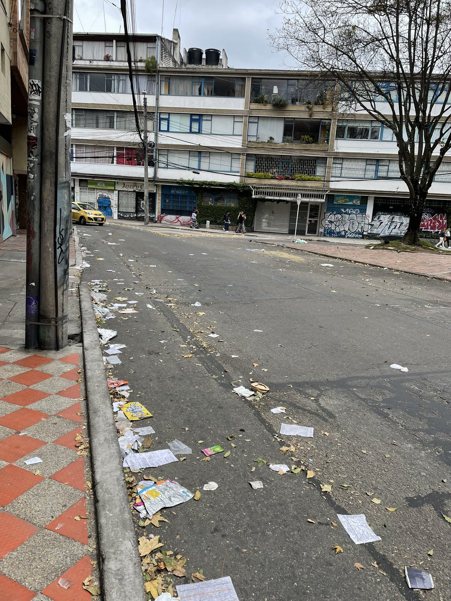 mforero25's tweet photo. @Uaesp en la localidad de Chapinero este es el estado de las vías. Abunda la basura. https://t.co/MguzWwy40t