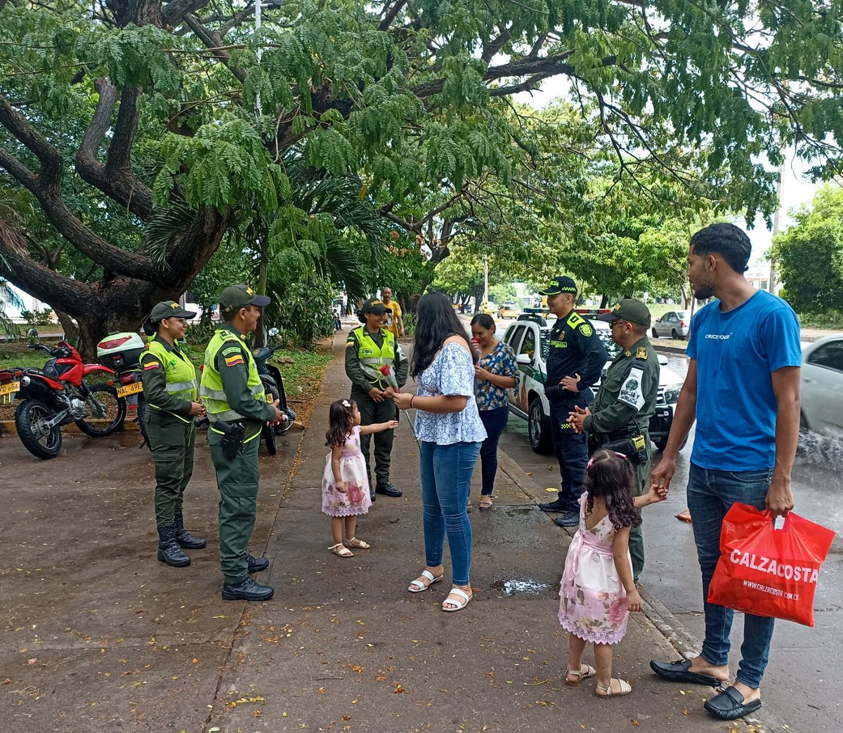 PoliciaDeCesar's tweet photo. #AEstaHora👮‍♂️👮‍♀️🌹Uniformados del grupo de Protección a la Infancia y Adolescencia en Valledupar, hacen entrega de 💐 en las instalaciones del CAI 🚨 los #Mayales, en conmemoración a la celebración de esta fecha tan especial. 

#DíaDeLaMadre👵🏼👩🏻  #CelebremosEnPaz  
#DiosYPatria https://t.co/7fezaLz77p