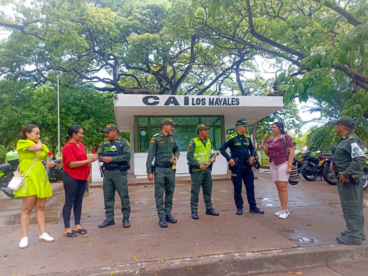 PoliciaDeCesar's tweet photo. #AEstaHora👮‍♂️👮‍♀️🌹Uniformados del grupo de Protección a la Infancia y Adolescencia en Valledupar, hacen entrega de 💐 en las instalaciones del CAI 🚨 los #Mayales, en conmemoración a la celebración de esta fecha tan especial. 

#DíaDeLaMadre👵🏼👩🏻  #CelebremosEnPaz  
#DiosYPatria https://t.co/7fezaLz77p
