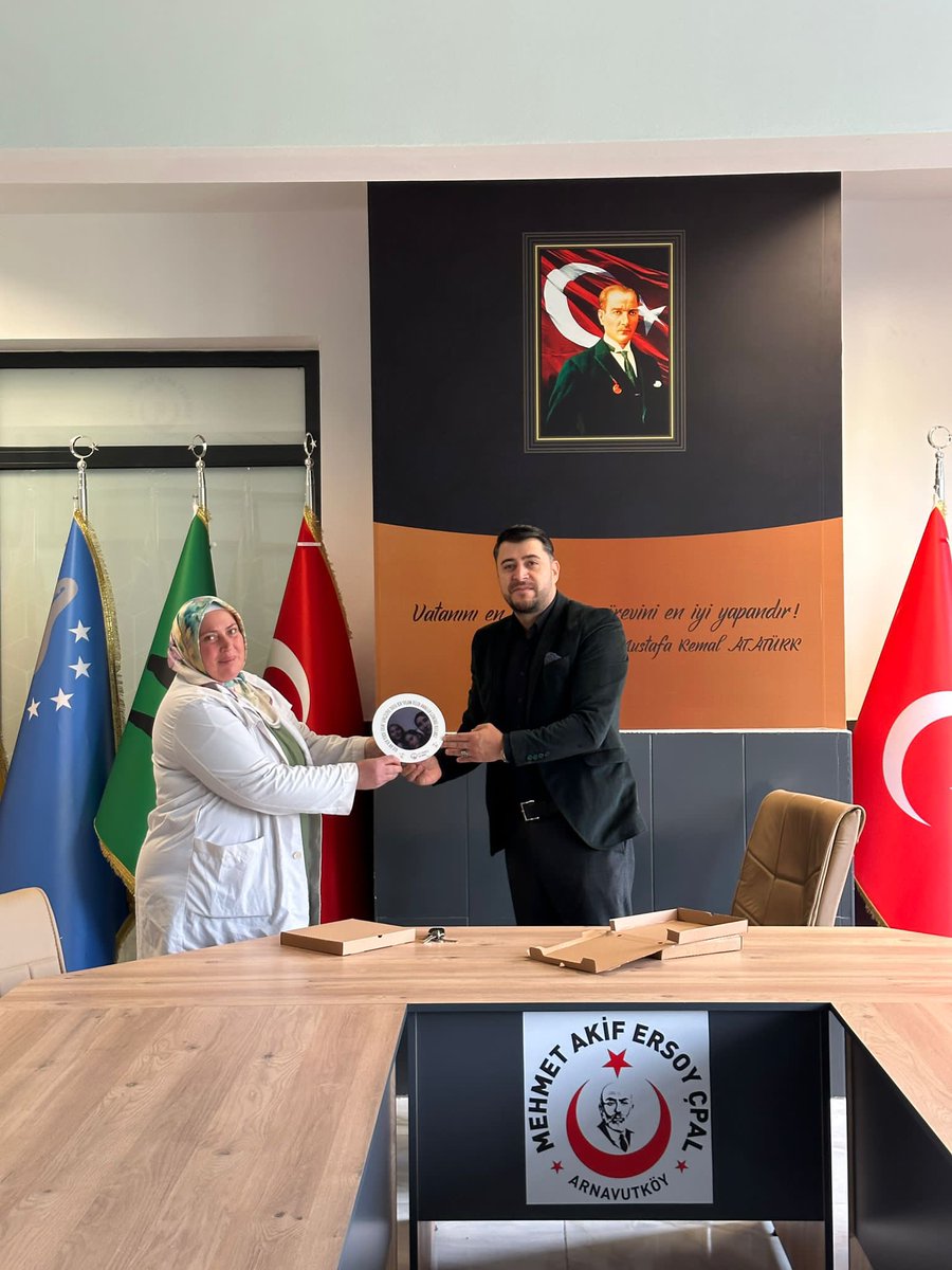 AkifCpal's tweet photo. Anneliğin sevgi dolu kollarıyla okulumuzun her yerinde okulumuzu güzelleştiren personelimize okul müdürümüz Halis Marangoz, anneler günü hediyesini verdi. Mutluluk ne güzel paylaşılıyor. https://t.co/QLaQwSeTlb