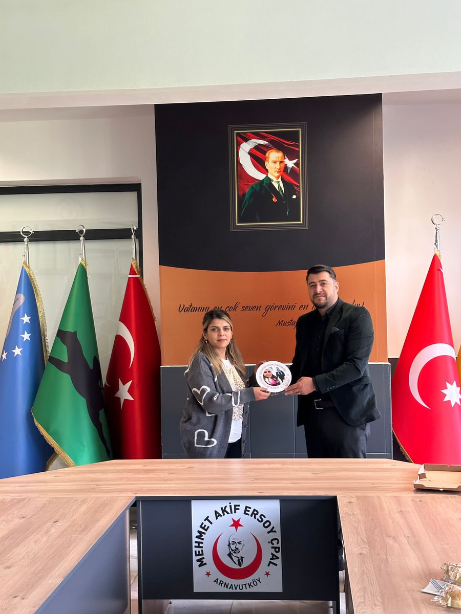 AkifCpal's tweet photo. Anneliğin sevgi dolu kollarıyla okulumuzun her yerinde okulumuzu güzelleştiren personelimize okul müdürümüz Halis Marangoz, anneler günü hediyesini verdi. Mutluluk ne güzel paylaşılıyor. https://t.co/QLaQwSeTlb
