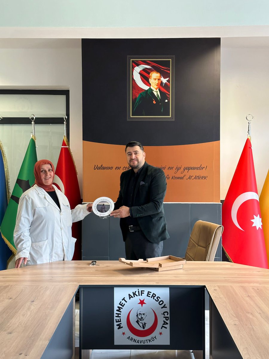 AkifCpal's tweet photo. Anneliğin sevgi dolu kollarıyla okulumuzun her yerinde okulumuzu güzelleştiren personelimize okul müdürümüz Halis Marangoz, anneler günü hediyesini verdi. Mutluluk ne güzel paylaşılıyor. https://t.co/QLaQwSeTlb