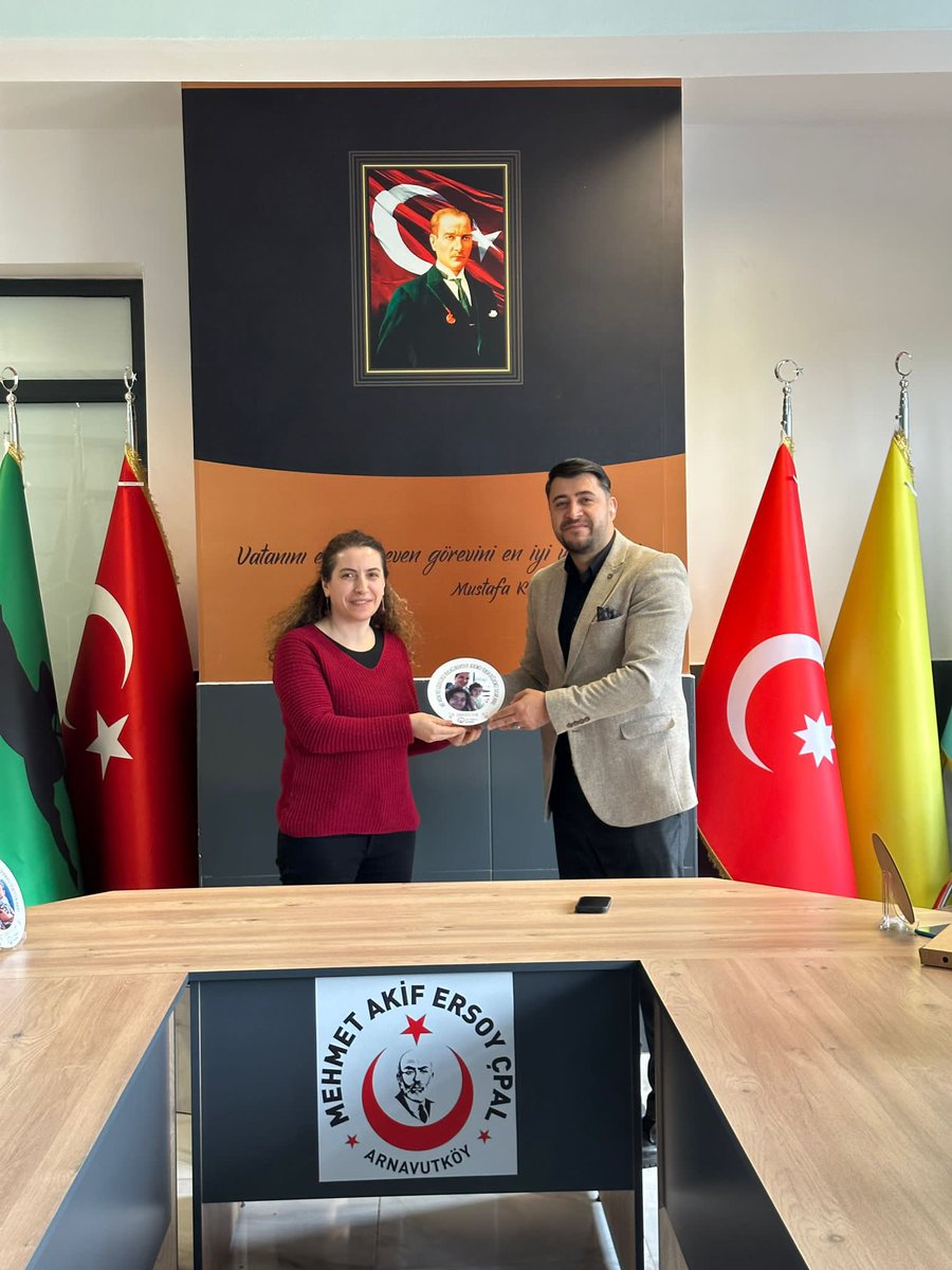AkifCpal's tweet photo. Anne eli her şeyi güzelleştiriyor. Okulumuzun anne öğretmenlerine okul müdürümüz Halis Marangoz hediyelerini verdi. Hep güzel anılsın bu gün ♥️ https://t.co/rfKqj032qi