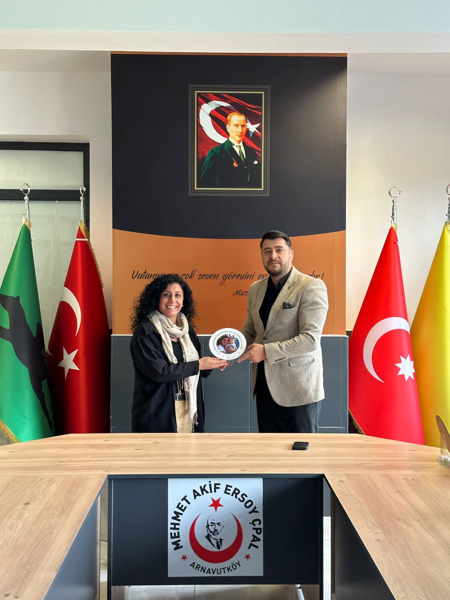 AkifCpal's tweet photo. Anne eli her şeyi güzelleştiriyor. Okulumuzun anne öğretmenlerine okul müdürümüz Halis Marangoz hediyelerini verdi. Hep güzel anılsın bu gün ♥️ https://t.co/rfKqj032qi