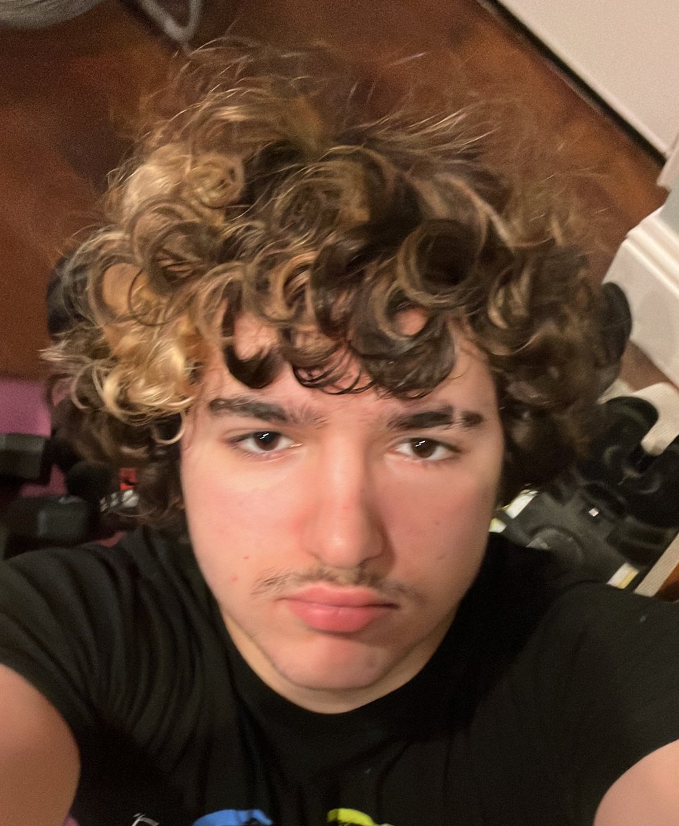 astr0boots's tweet image. dbd players post a pic of yourself and your main