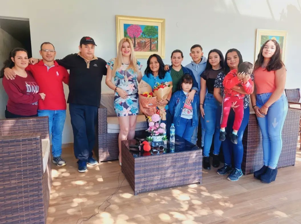 sanlonewspy's tweet photo. ¡Así pasamos hoy en el programa por el #DíadelaMadre!❤️

📍#QuintaLua 💚🌳

Nuestra mamá invitada fue María Luisa Cubilla, conductora de taxi 🚕 de la parada n° 10 de #SanLorenzo, corredora de Maratón, madre de 8 hijos y una guerrera que venció al cáncer con fe, amor y optimismo. https://t.co/RJe22AFJzO