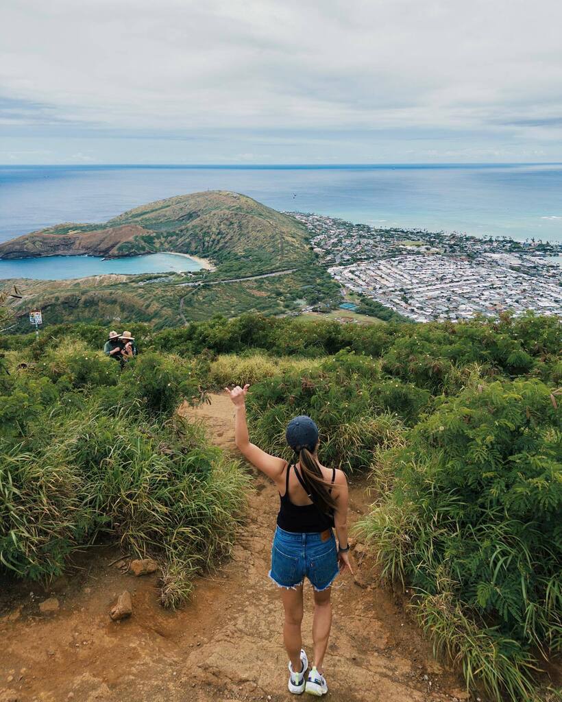 Aloha from Hawaii 🤙🏻🌺// we are currently on day three here and so far our experiences have consisted of:
- intense hikes 😂 (reviews coming soon)
- poke bowls galore (literally the most fresh salmon and ahi tuna)
- sunset watching from different beach… instagr.am/p/CsPe08sPFVq/