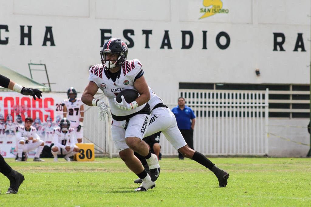gradatrc's tweet image. Los Aztecas de UDLA han invitado al lagunero Carlos Leaños a continuar su carrera de estudiante/atleta con ellos. 
Carlos es egresado de la cantera de AFAIL, con los Gigantes de la @UDT_Deportiva y posteriormente con los Linces UVM Campus Torreón.

#LagunaPower🏈🫶🏻