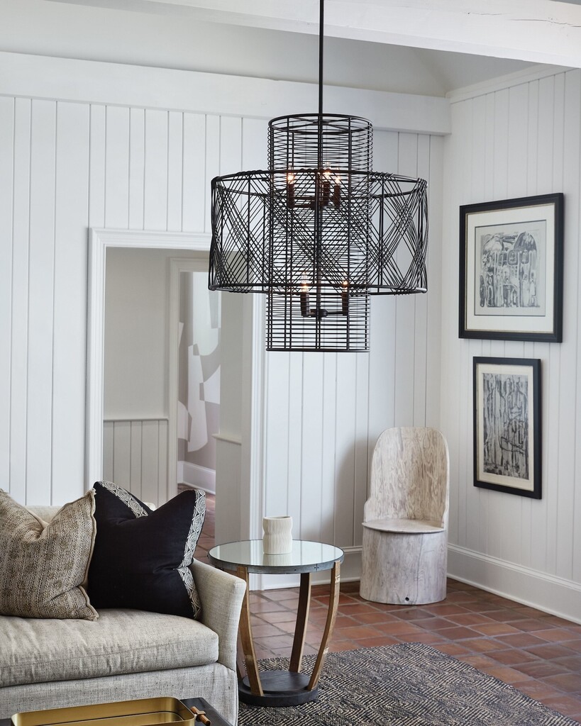 ScottJo95905224's tweet image. We love an oversized black chandelier paired with neutrals. 🤎

💡: Hinkley
.
.
.
#chandelierinspo #interiorlighting #lightinggoals instagr.am/p/CsPb0HSNIJv/