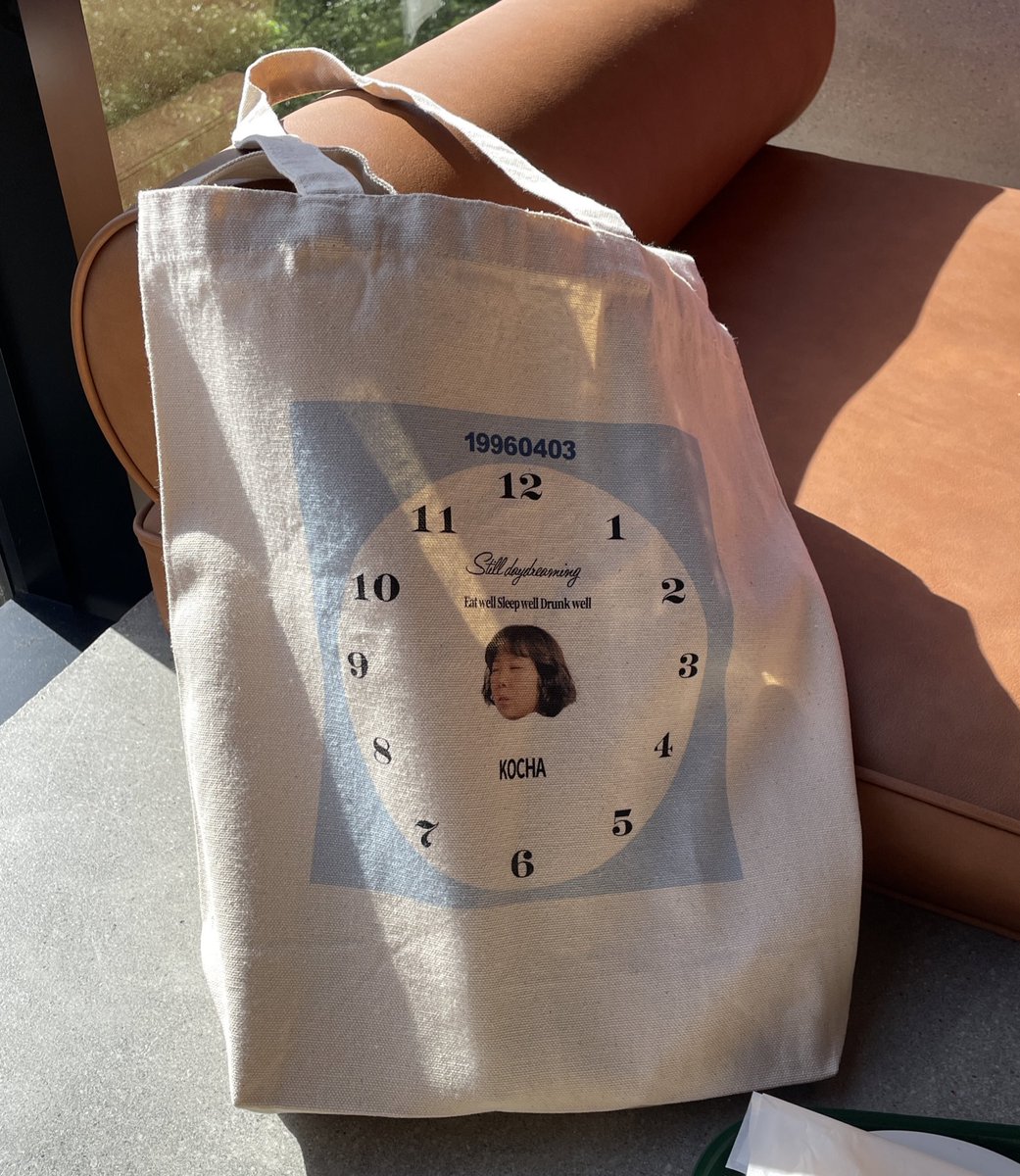 _hotateo's tweet photo. 誕生日プレゼントに友達がデザインした良いトートバッグをもらった。
腰を痛めた時の私の顔が印刷されている。 https://t.co/F5coAMsZ5S