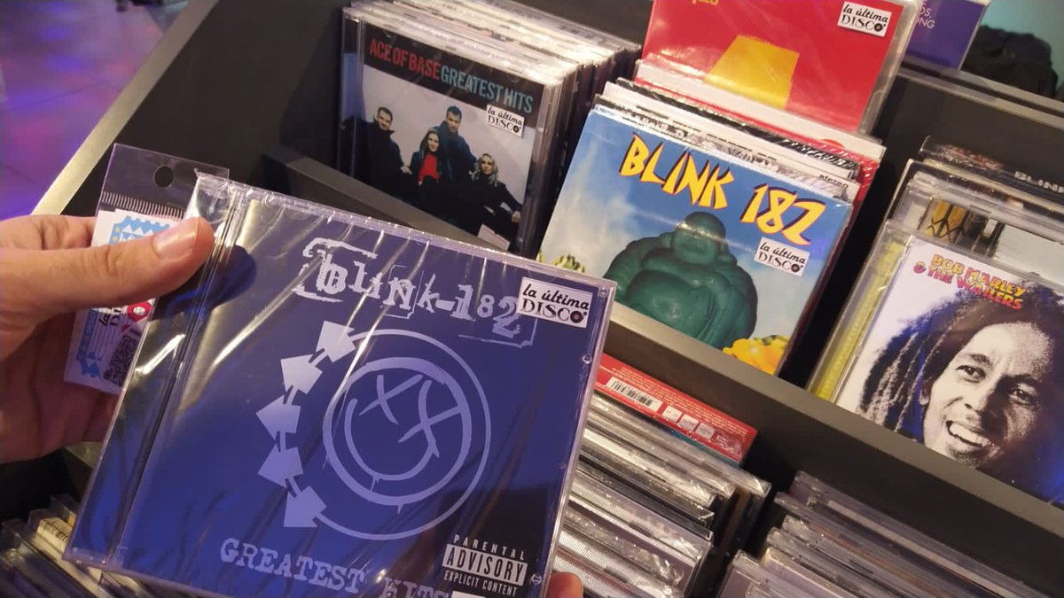pablomixco's tweet photo. Boludeando en el shopping encontré una tienda GENIAL que abrió esta semana.

Tienen CDs, vinilos, cassettes (!!) de albums tanto actuales como “vintage”, también reproductores p/ poder escuchar en el medio que quieras.

“La última Disco” está en el 2º piso del Shopping Villamorra https://t.co/J6PDVekUwj