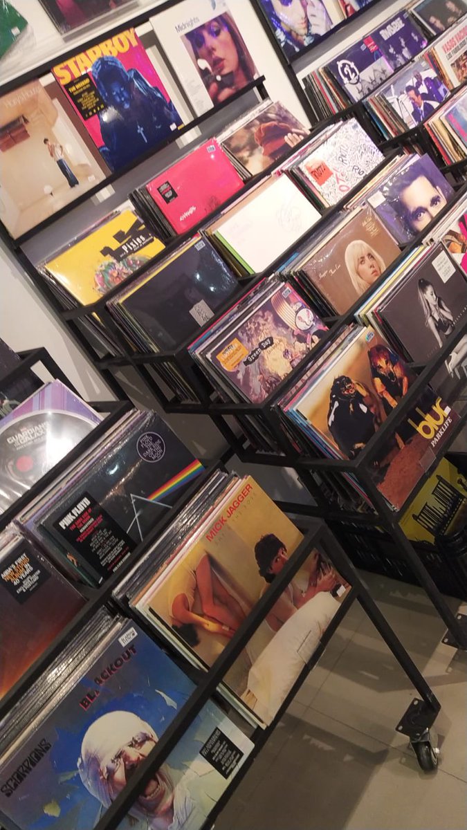 pablomixco's tweet photo. Boludeando en el shopping encontré una tienda GENIAL que abrió esta semana.

Tienen CDs, vinilos, cassettes (!!) de albums tanto actuales como “vintage”, también reproductores p/ poder escuchar en el medio que quieras.

“La última Disco” está en el 2º piso del Shopping Villamorra https://t.co/J6PDVekUwj