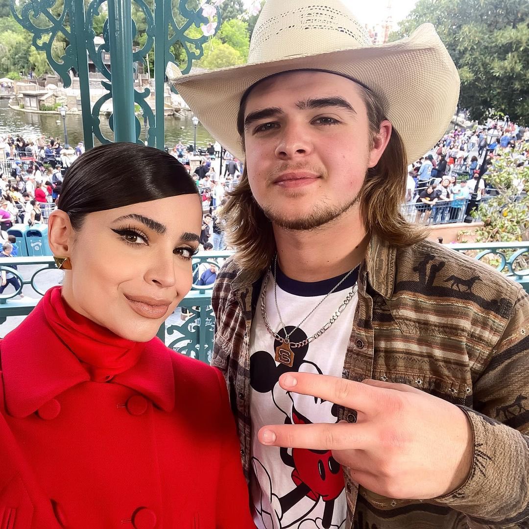 sofiacarsoninfo's tweet image. 📸 Novas fotos de Sofia Carson com os participantes do American Idol.